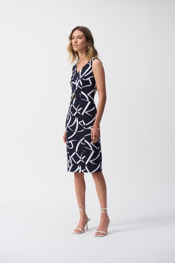 Joseph Ribkoff Jurk Zijdezachte Sheath Geometrische Print 251108 Donkerblauw/Vanillia - Afbeelding 2