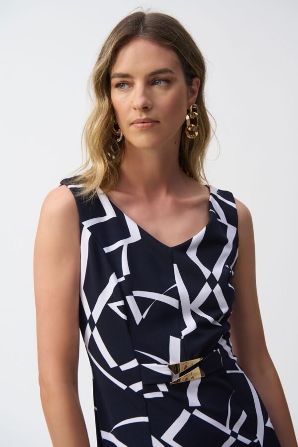 Joseph Ribkoff Jurk Zijdezachte Sheath Geometrische Print 251108 Donkerblauw/Vanillia - Afbeelding 3