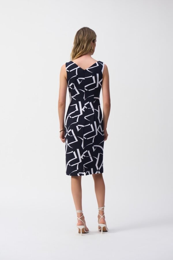 Joseph Ribkoff Jurk Zijdezachte Sheath Geometrische Print 251108 Donkerblauw/Vanillia - Afbeelding 4