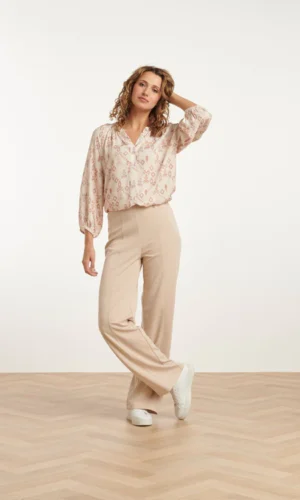 25043-V-Hals-Blouse-Met-Aztec-Print-In-Zand-En-Nude-Roze-Tinten-3