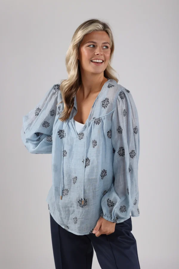 Nukus Blouse Kaoutar Embroidery NKS02036 Sky - Afbeelding 4