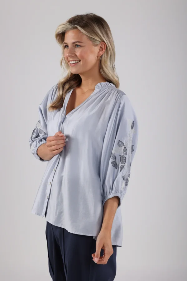 Nukus Blouse Tina Embroidery NKS02097 Sky - Afbeelding 5