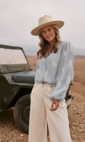 Ruby_pants_offwhite_daan_blouse_embroidery_sky_4_75e651ea-1c53-456b-8d87-2693cb2a762b