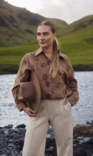 Iris_blouse_embroidery_camel_Jill_pants_scuba_off_white_2