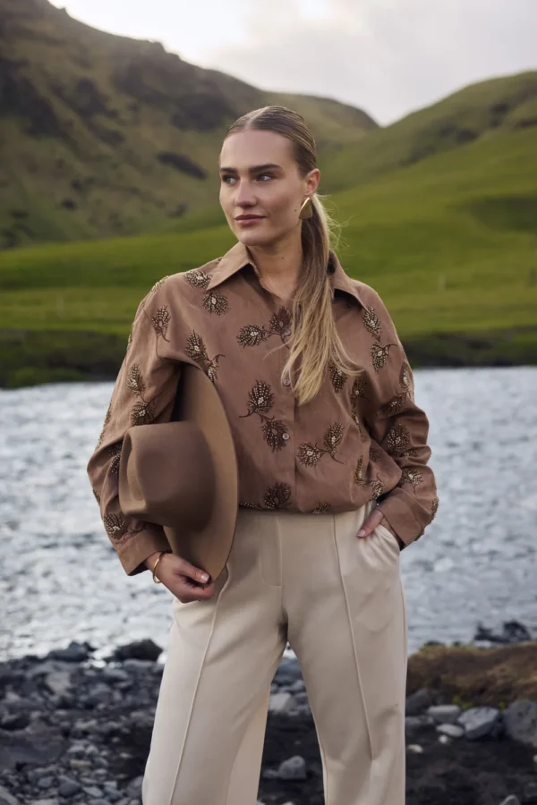 Nukus Iris Blouse NKF02078 Embroidery Camel - Afbeelding 2
