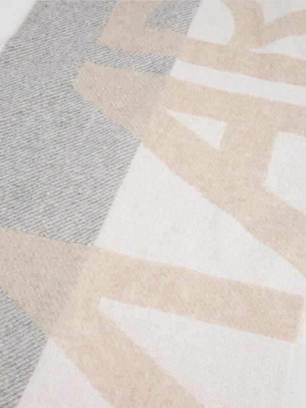Marc Cain Sjaal Wolmix Logoprint  ZCB414Z40 Soft Charcoal - Afbeelding 3